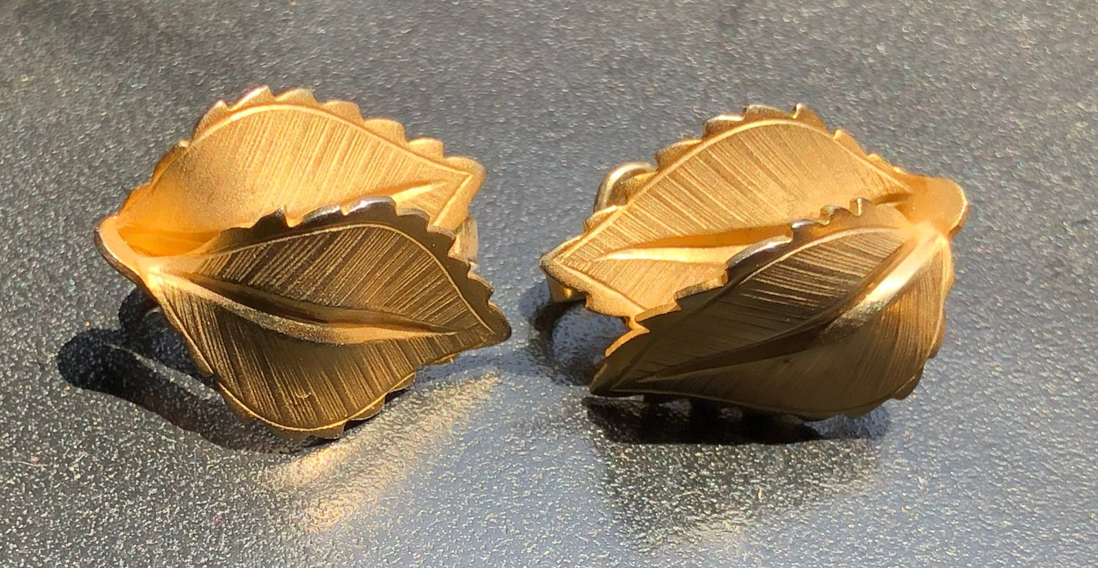 Elegant gold color leaf-shaped earrings, perfect for any occasion (1 of 3)
