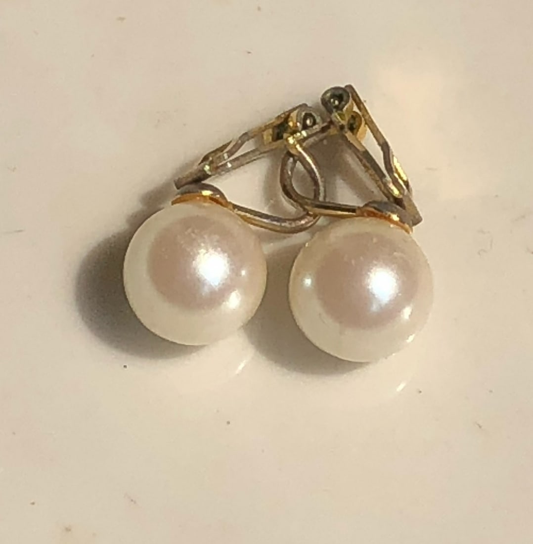 Elegant faux pearl earrings with a classic design: Elegant faux pearl earrings with a classic design