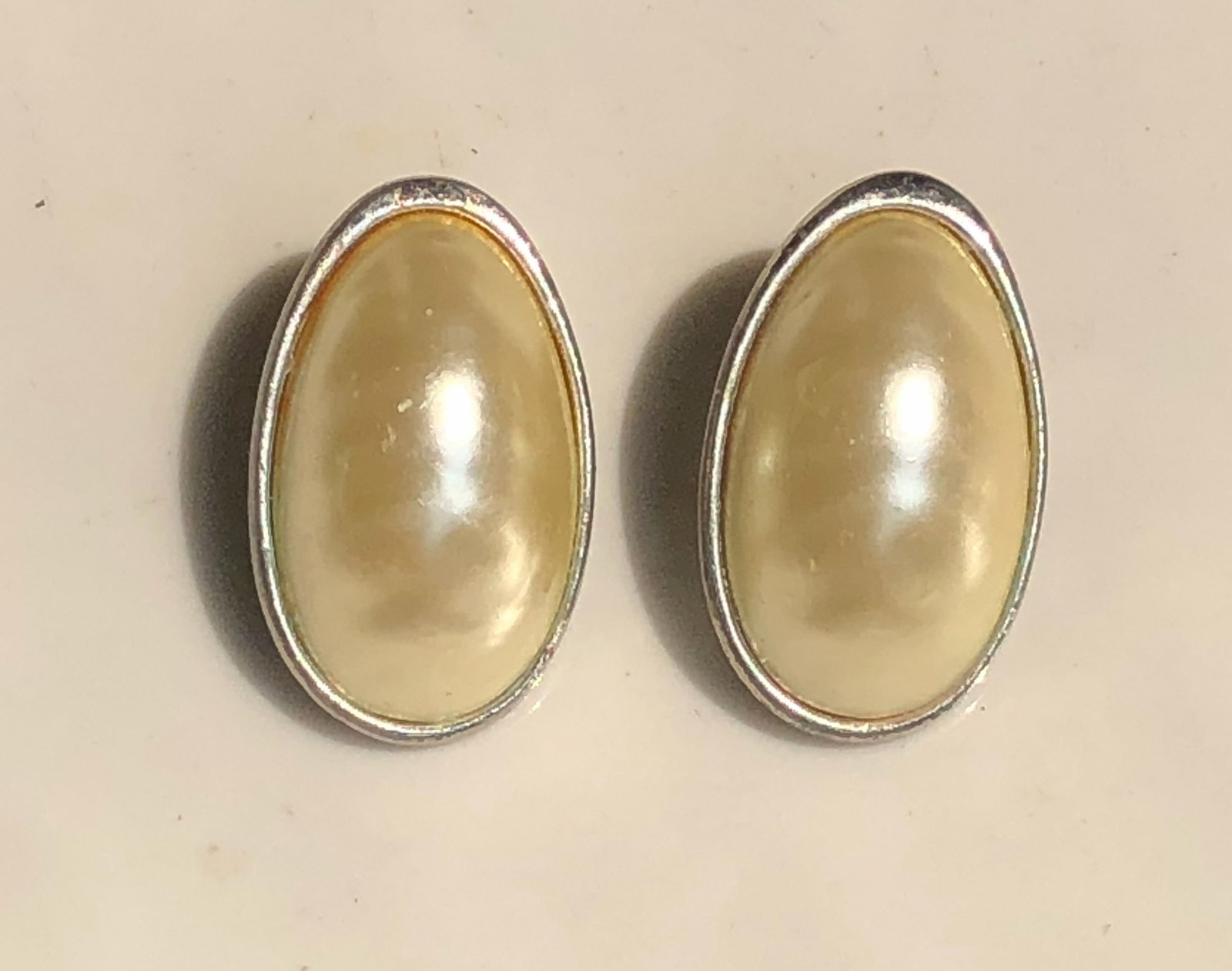 Faux Elegant pearl earrings: Faux Elegant pearl earrings