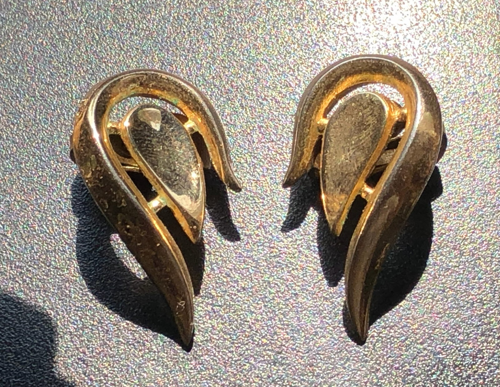 Elegant vintage gold plated earrings with a unique design: Elegant vintage gold plated earrings with a unique design