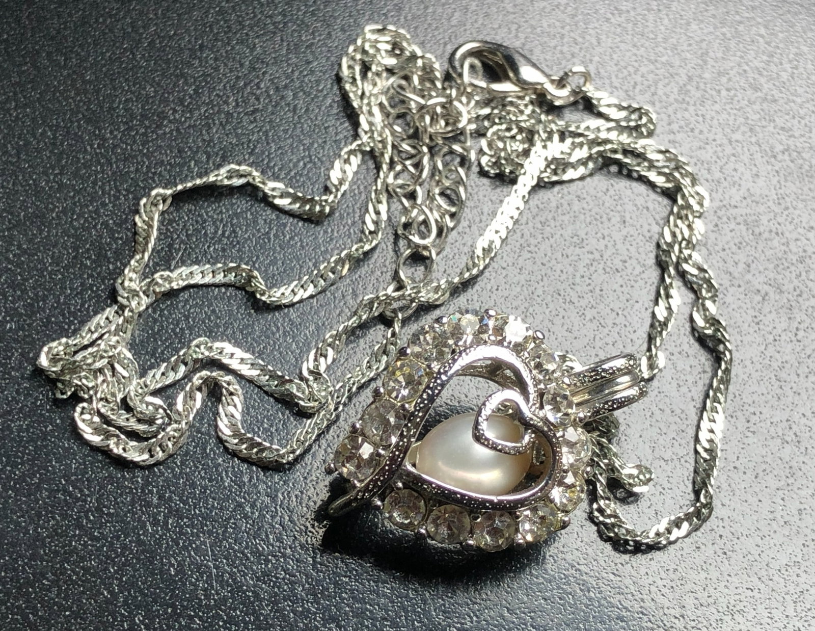 A beautiful heart-shaped pendant necklace with a pearl centerpiece and crystal accents: A beautiful heart-shaped pendant necklace with a pearl centerpiece and crystal accents