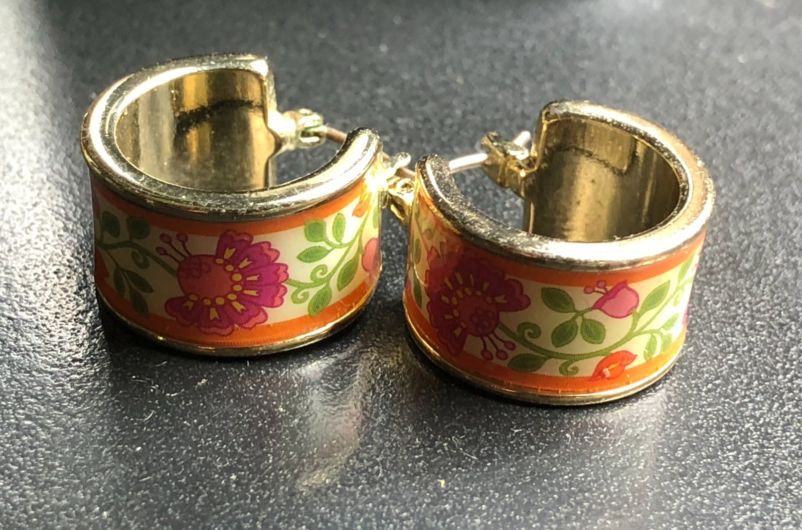 Elegant hoop earrings with a vibrant floral design: Elegant hoop earrings with a vibrant floral design