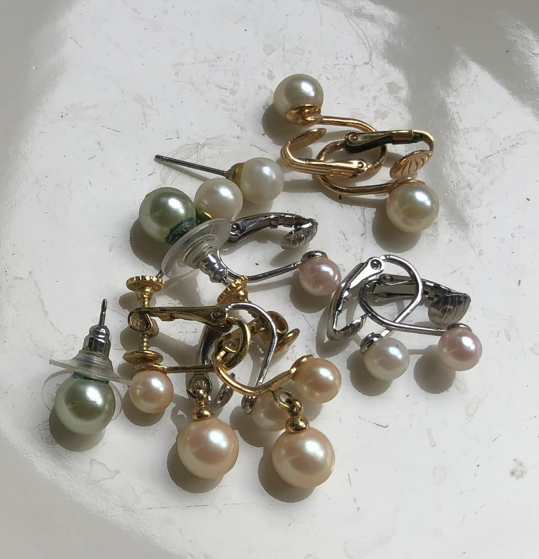 Group of earrings: Group of earrings