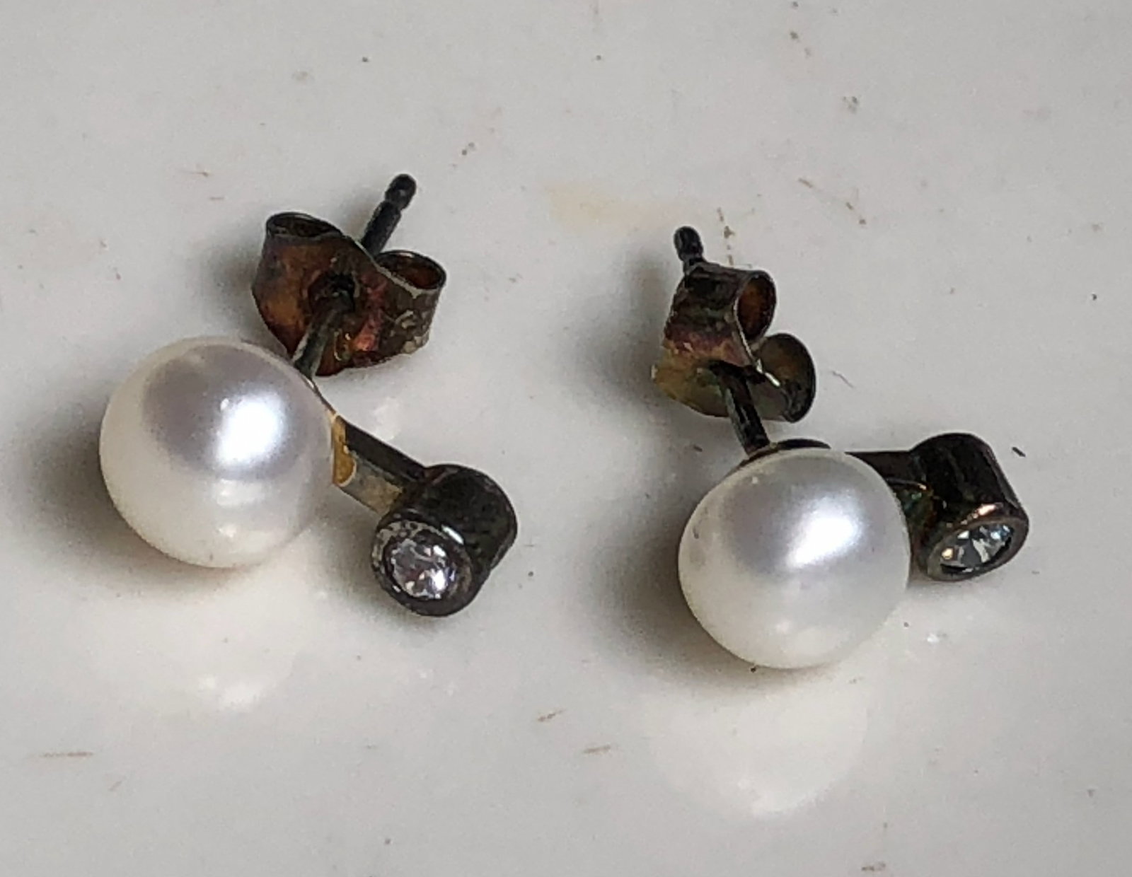 Pair of Pearl Earrings: Pair of Pearl Earrings