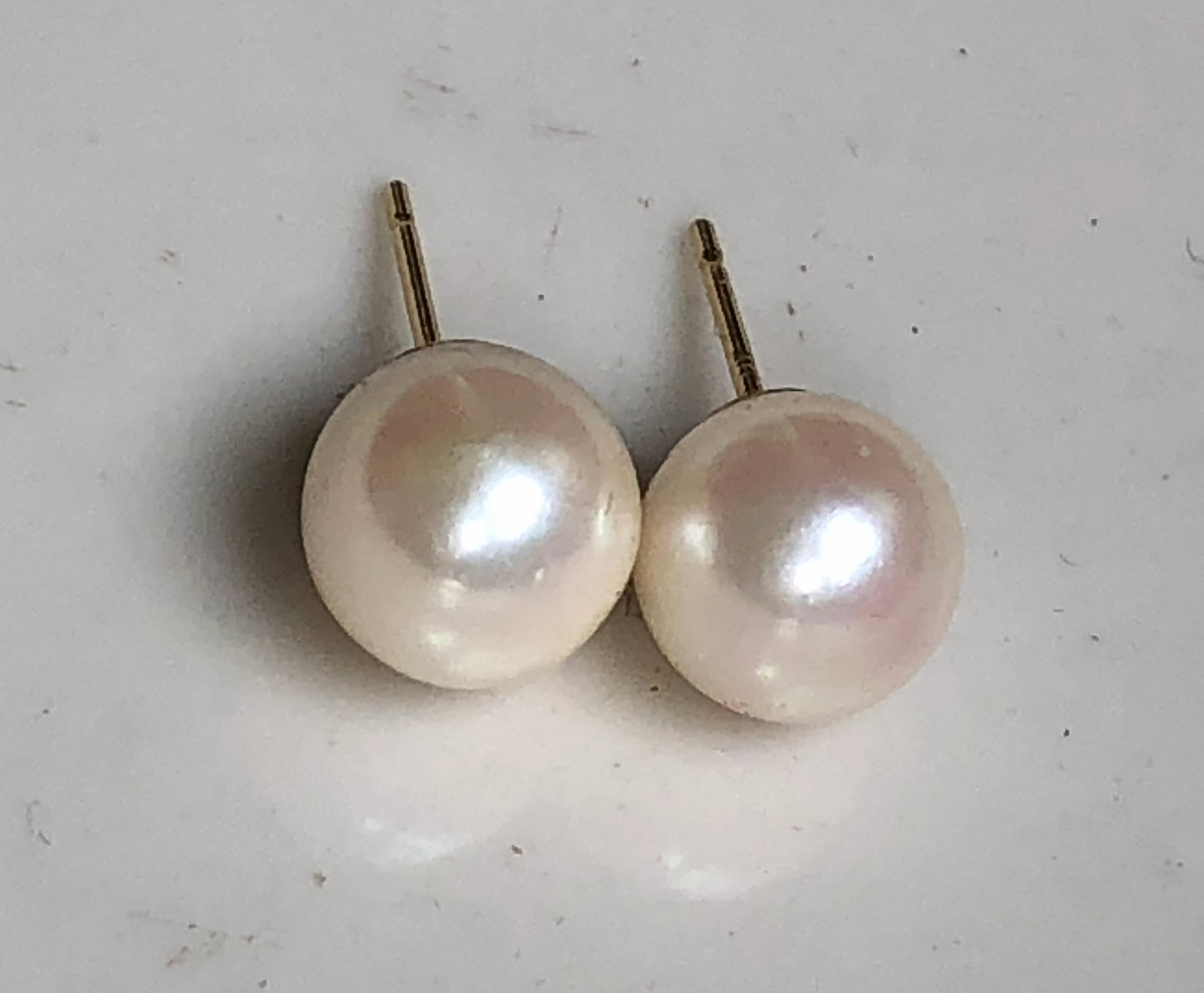 Pair of 14K Gold Pearl Earrings: Pair of 14K Gold Pearl Earrings