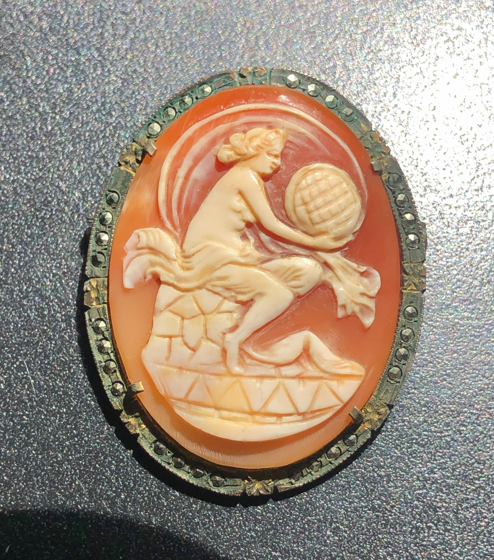 Vintage silver cameo Pendant and Brooch Pin: Vintage silver cameo Pendant and Brooch Pin, Size: 1.75"