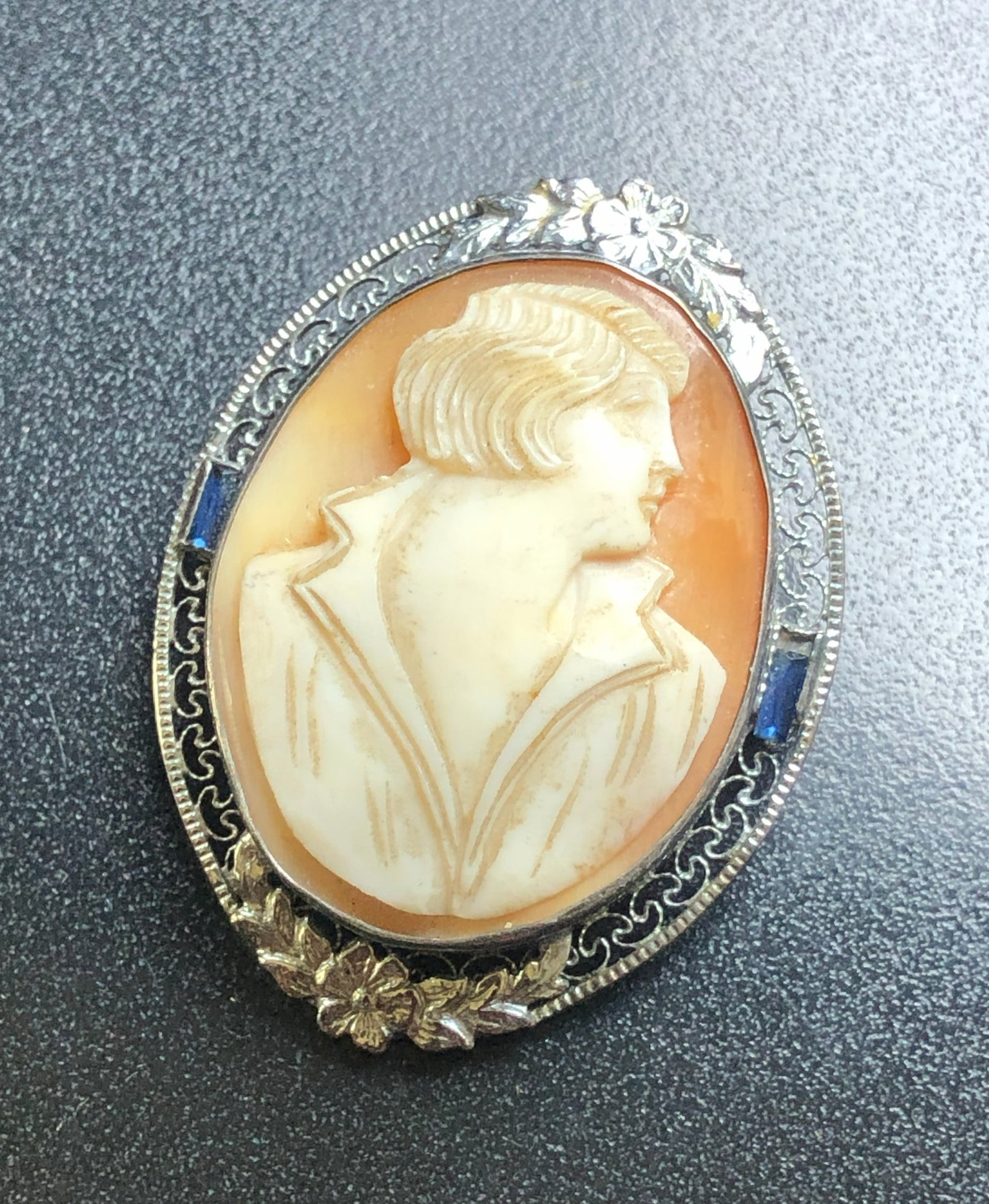 Vintage silver Cameo with a man's figure (1 of 2)