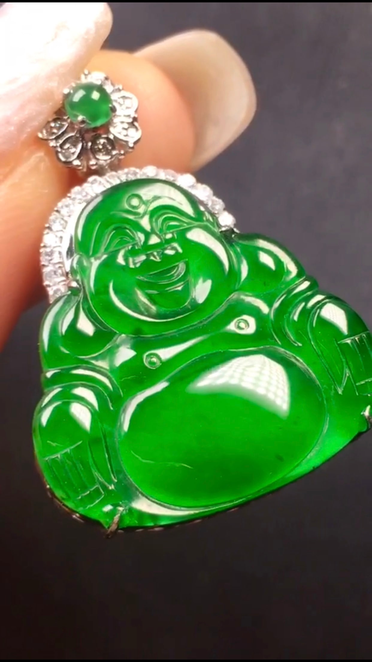 18K Gold Jadeite Pendant: 18K Gold Jadeite Pendant, Size: 1.5"