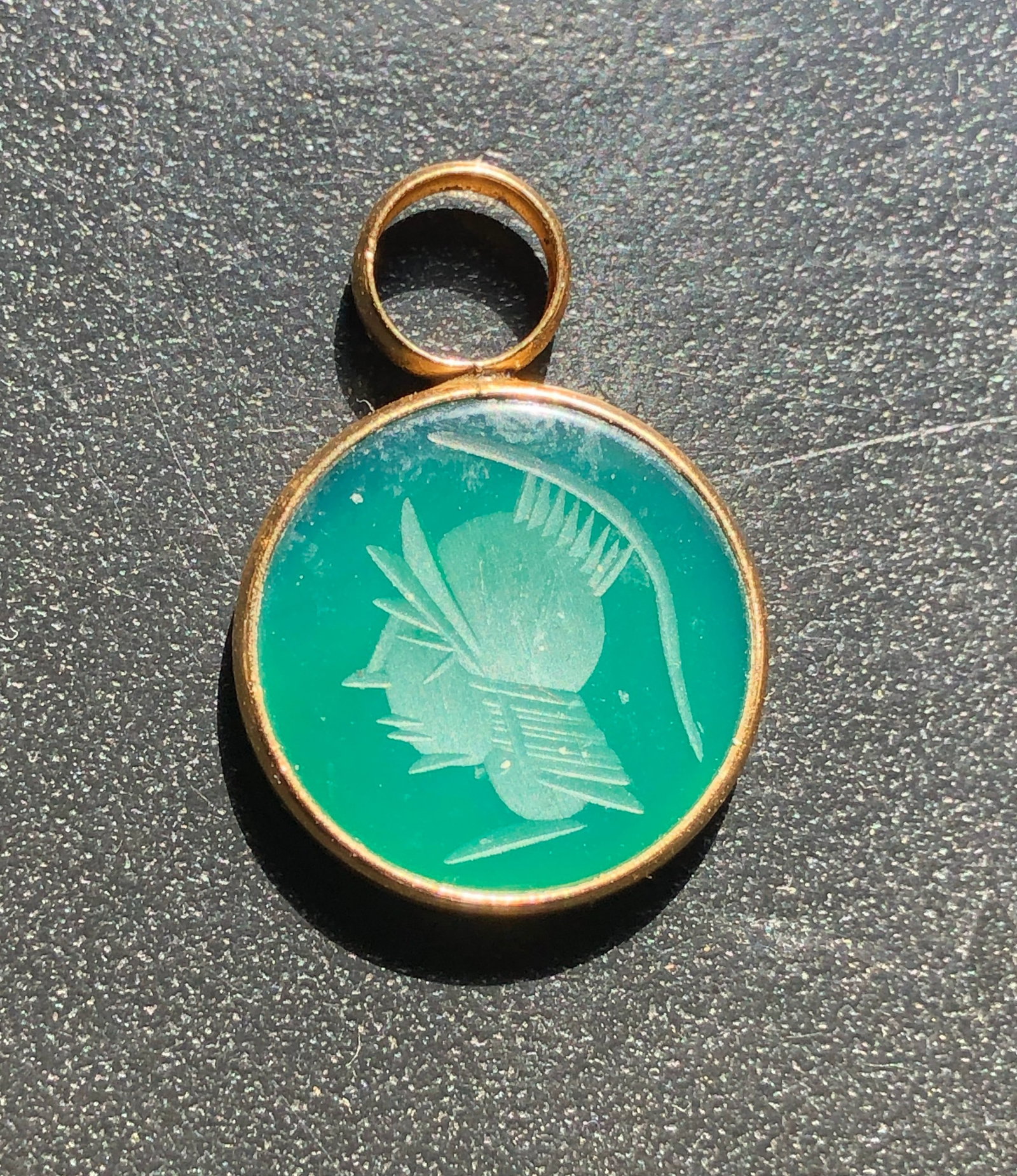 18K Gold Cameo Pendant: 18K Gold Cameo Pendant, weight 1.5g