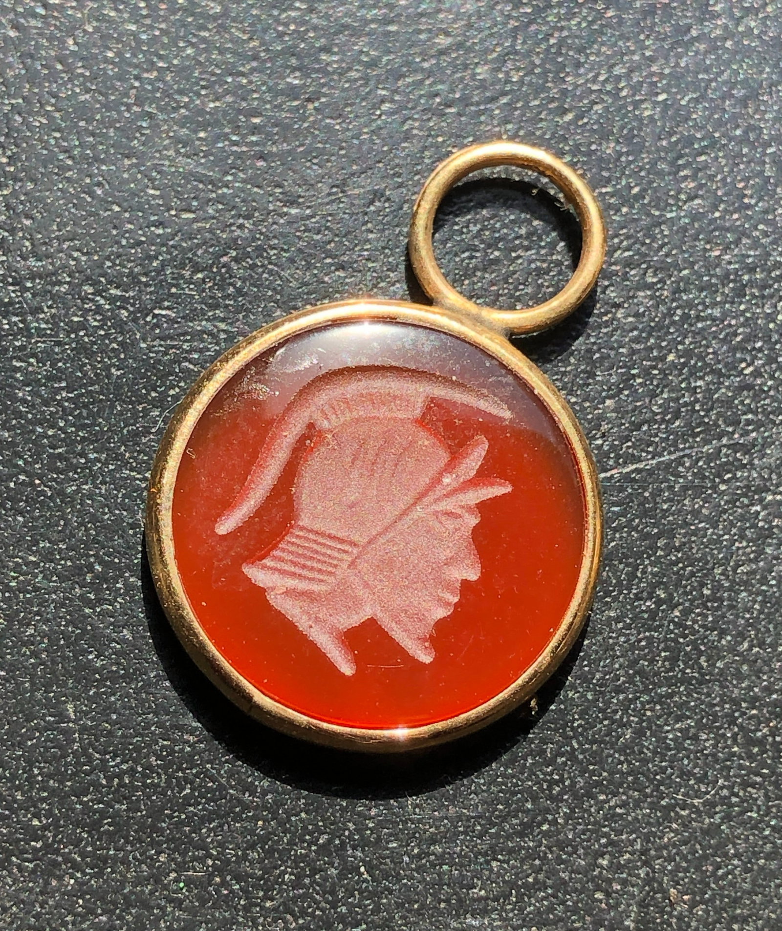 18K Gold Cameo Pendant: 18K Gold Cameo Pendant, weight 1.6g