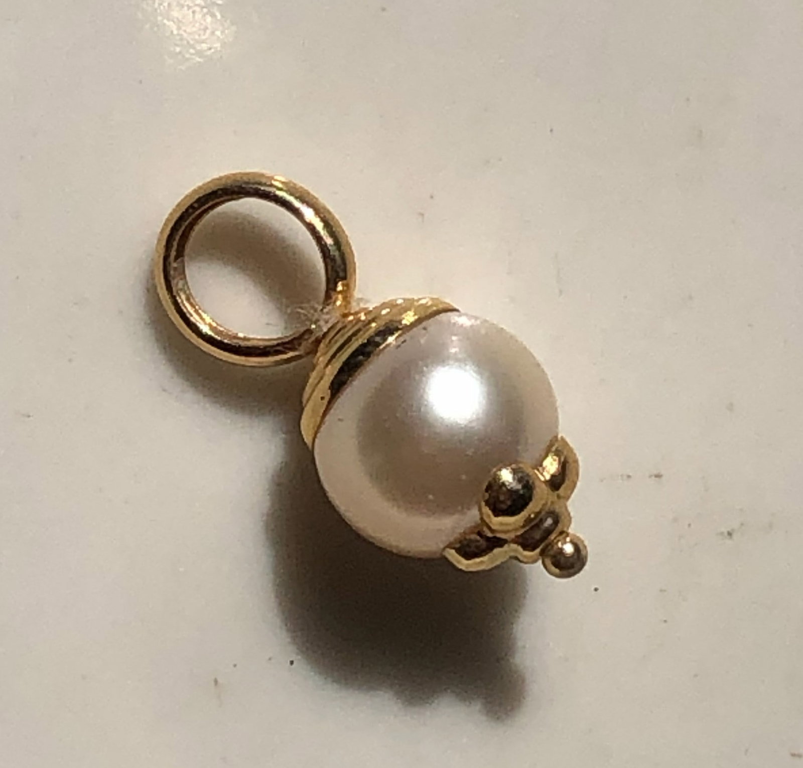 18K Gold Cameo Pendant: 18K Gold Cameo Pendant, weight 1.1g