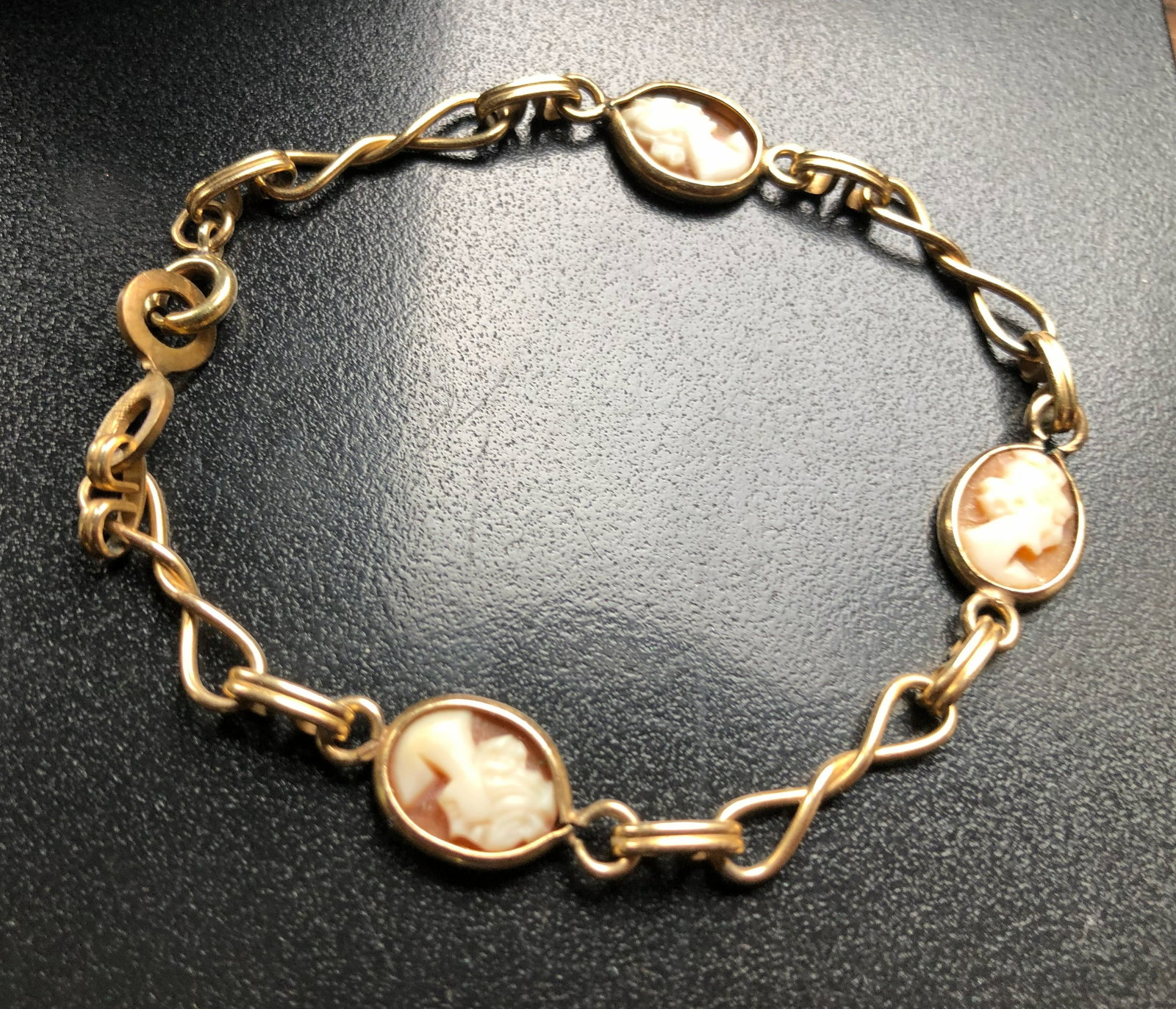 Vintage Gold Cameo Bracelet: Vintage Gold Cameo Bracelet