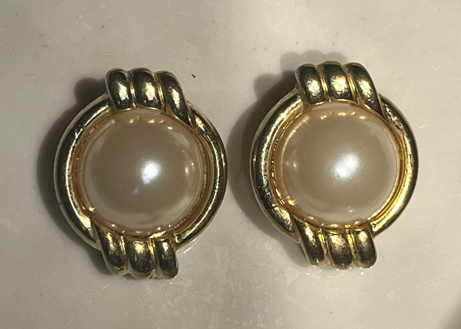Elegant gold plated earrings with a central faux pearl design: Elegant gold plated earrings with a central faux pearl design