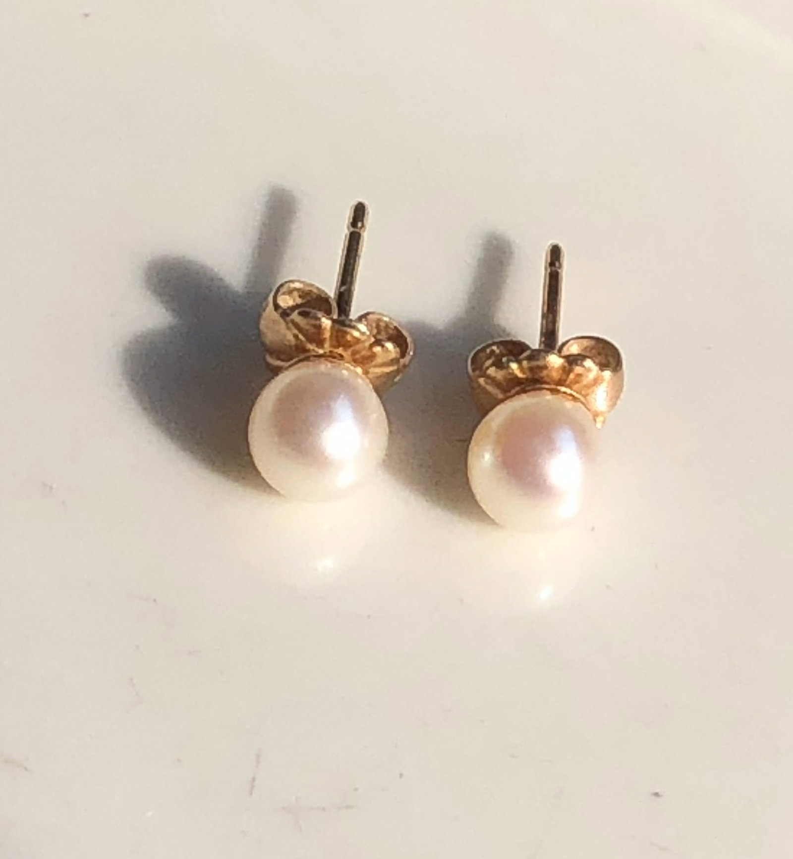 Pair of 14K Gold Pearl Earrings: Pair of 14K Gold Pearl Earrings, weight 1.1g