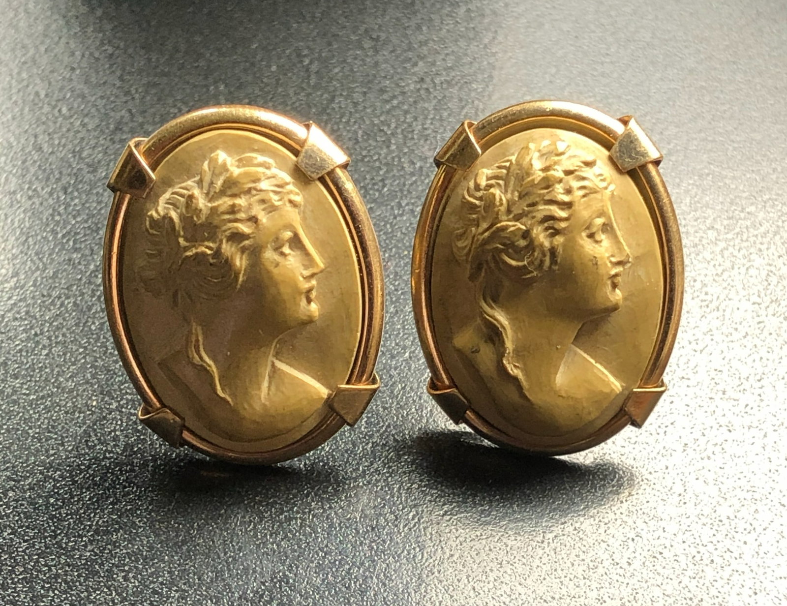 Pair of Gold Filled Cameo Cuff Links: Pair of Gold Filled Cameo Cuff Links