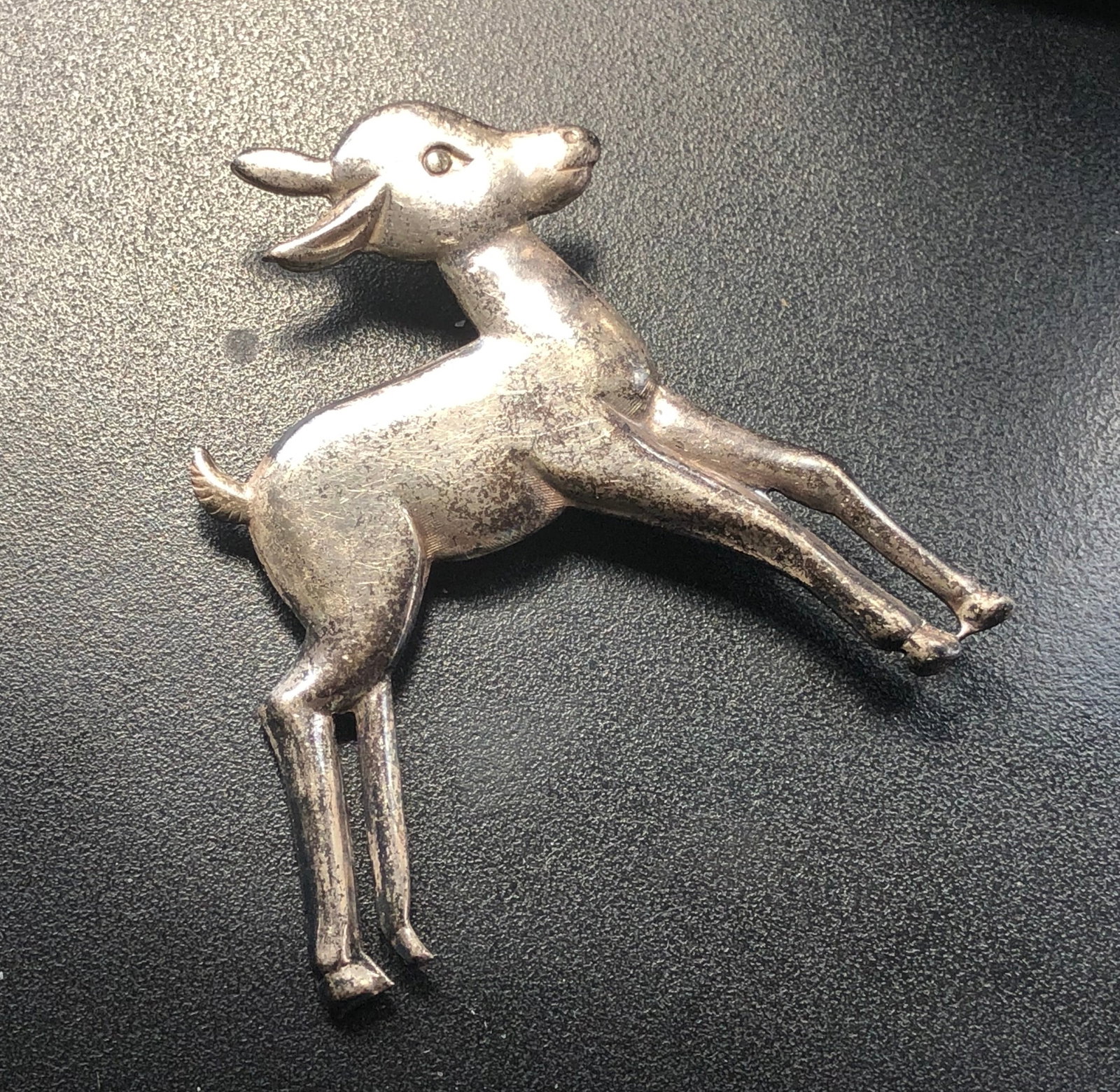 Vintge Silver Brooch Pin: Vintge Silver Brooch Pin, Size: 2"
