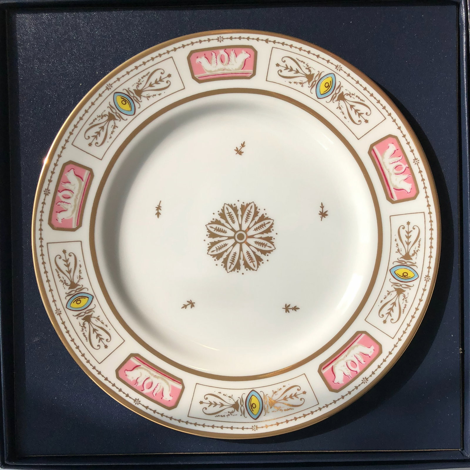 White house Desert Plate: A beautifully designed Whitehouse decorative plate, diameter: 7.5"