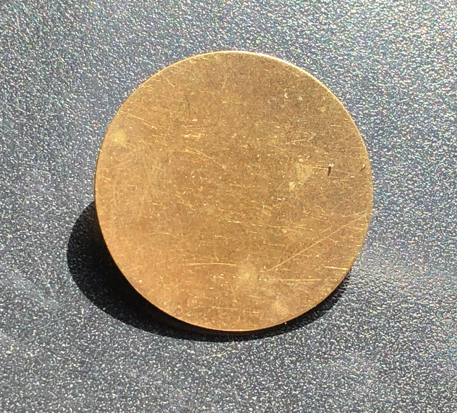 Round Gold Plated Brooch Pin: Plain round gold-tone Brooch Pin