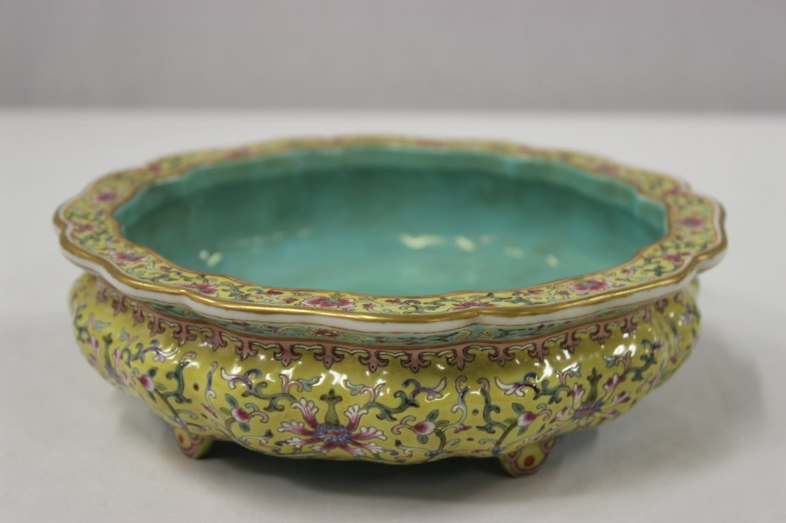 Chinese famille rose porcelain Incense Burner: Chinese famille rose porcelain Incense Burner, 2.3\"Hx7.4\"dia