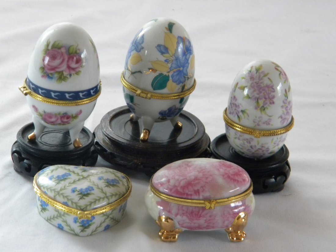 LOT OF PORCELAIN EGGS AND BOXES: LOT OF PORCELAIN EGGS AND BOXES,TALLEST 3-1/2", WIDEST 3".