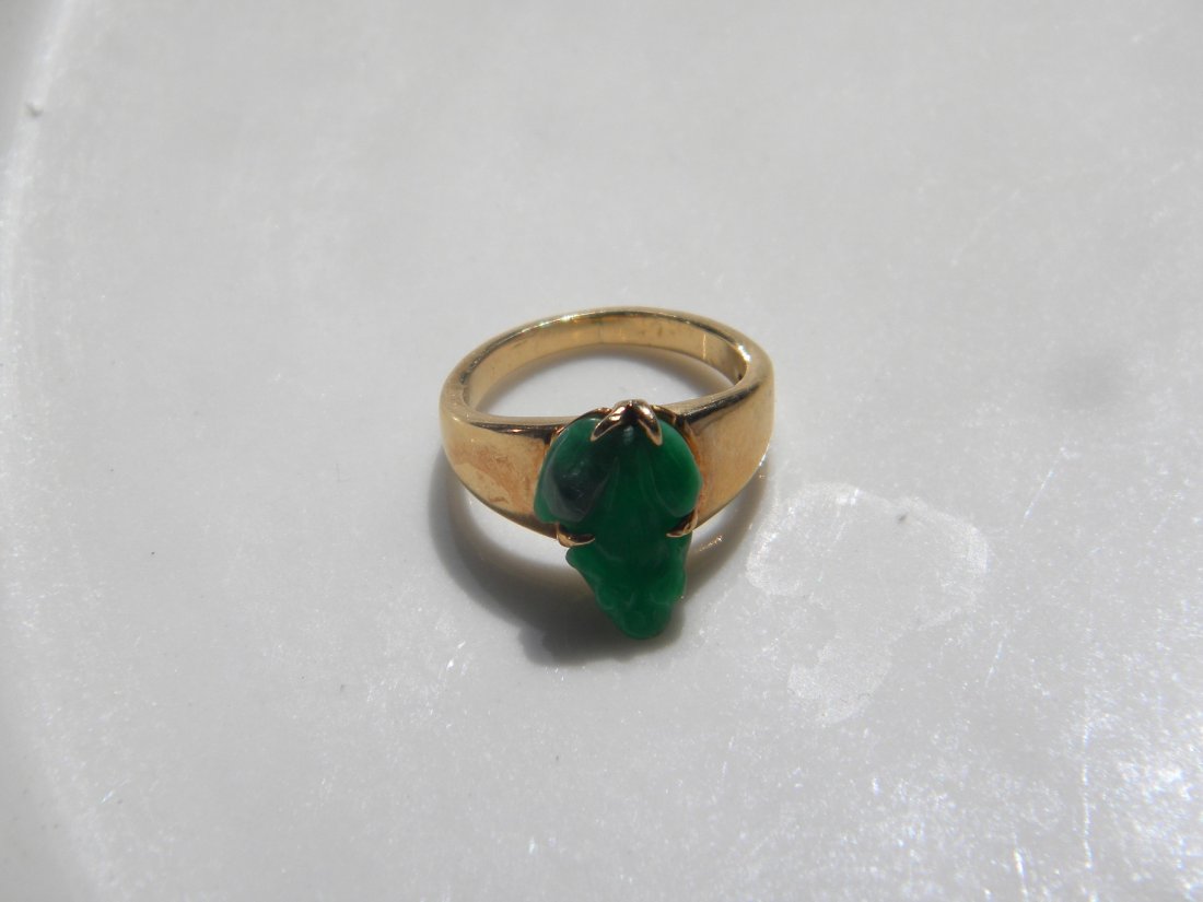 ANTIQUE CHINESE GREEN IMPERIAL JADEITE FROG RING: ANTIQUE CHINESE GREEN IMPERIAL JADEITE FROG RING, 14K GOLD, SMALL FROG MADE BY IMPERIAL GREEN JADEITE, size of the frog: 12mm x 4mm