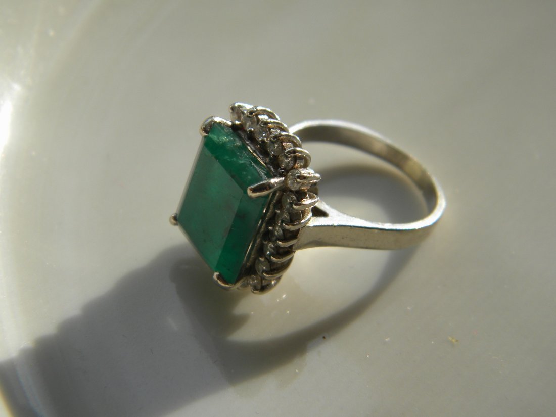 ANTIQUE CHINESE 14K WHITE GOLD EMERALD DIAMOND RING: ANTIQUE CHINESE 14K WHITE GOLD EMERALD DIAMOND RING, BIG EMERALD, weight 6.5g. L: 1.5cm