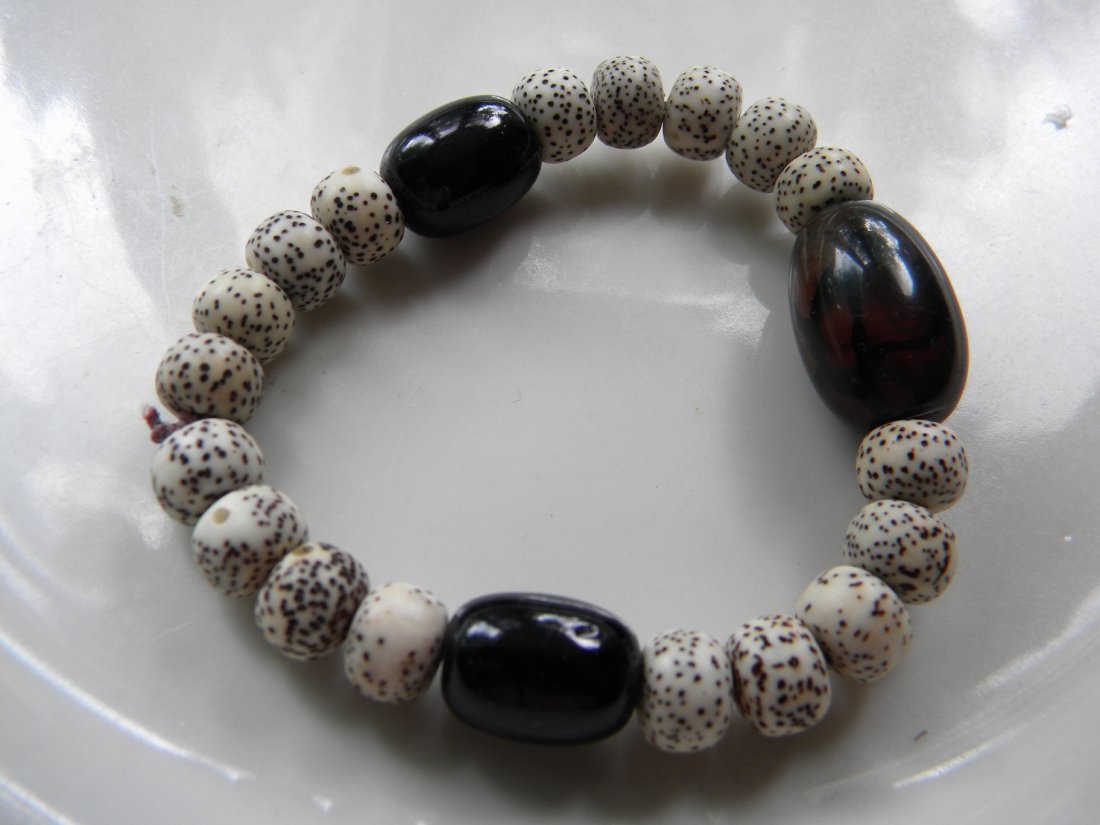CHINESE WHITE BUDDHIST PRAYER MALA RUDRAKSH BRACELET: CHINESE WHITE BUDDHIST PRAYER MALA RUDRAKSH BRACELET WITH BLACK BEADS