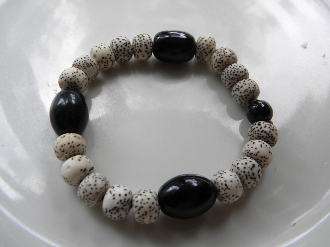 CHINESE WHITE BUDDHIST PRAYER MALA RUDRAKSH BRACELET: CHINESE WHITE BUDDHIST PRAYER MALA RUDRAKSH BRACELET WITH BLACK BEADS