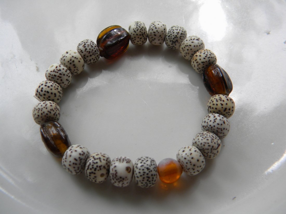 CHINESE WHITE BUDDHIST PRAYER MALA RUDRAKSH BRACELET: CHINESE WHITE BUDDHIST PRAYER MALA RUDRAKSH BRACELET WITH BROWN PEKING GLASS BEAD