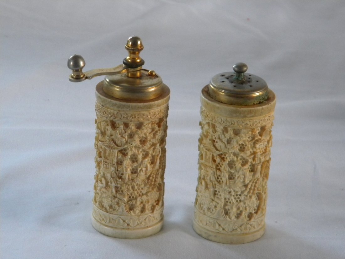 PAIR OF CHINESE CARVED IVORY PEPPER AND SALT SHAKER: PAIR OF CHINESE CARVED IVORY PEPPER AND SALT SHAKER, CANTONESE EXPORT STYLE, SIZE: H: 4-1/2", W:2".