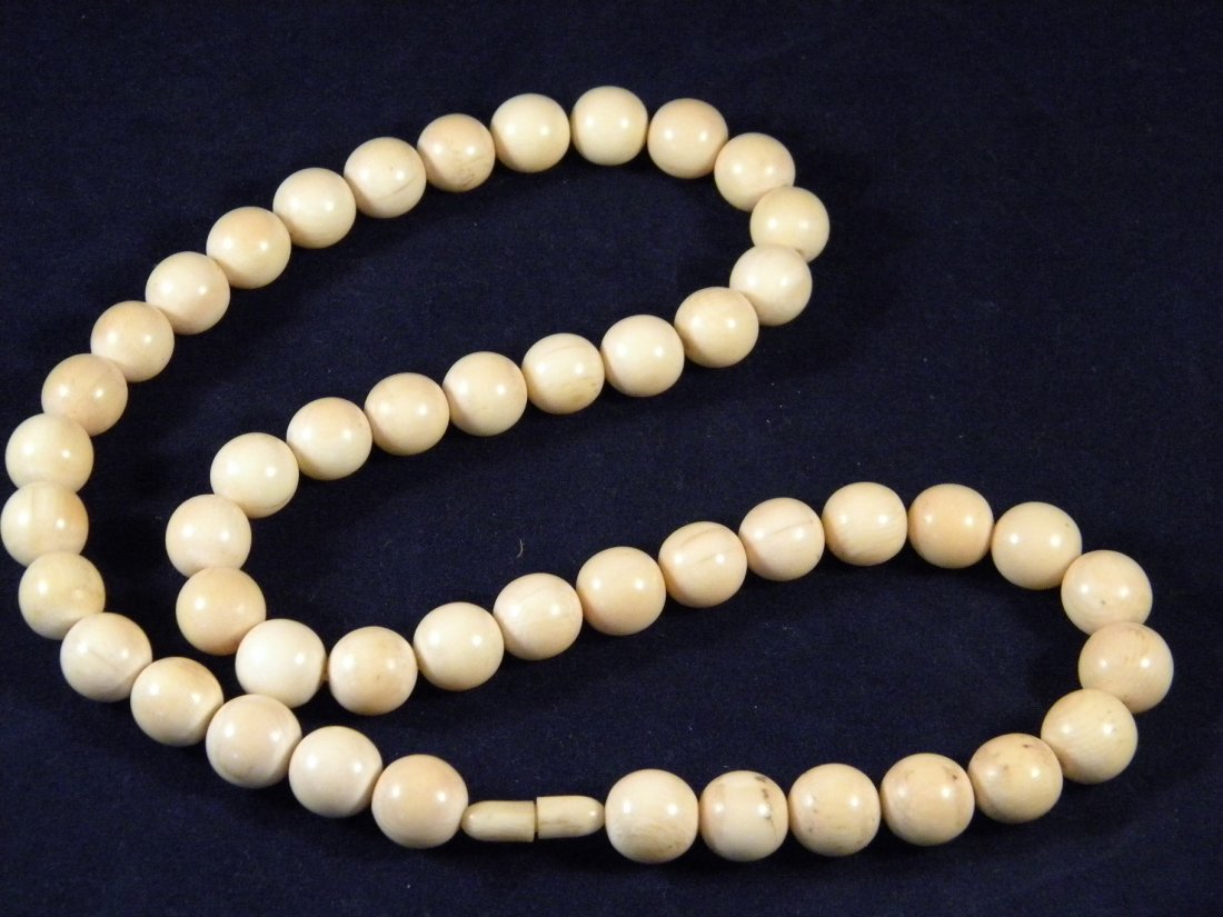 ANTIQUE CHINESE IVORY NECKLACE ROUND BEAD