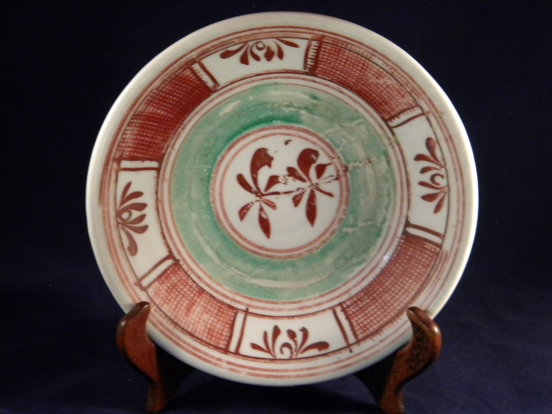 ANTIQUE CHINESE MING DYNASTY RED AND GREEN FLOWER PLATE: ANTIQUE CHINESE MING DYNASTY RED AND GREEN FLOWER PLATE, SIZE: DIA: 8" H: 1.5"