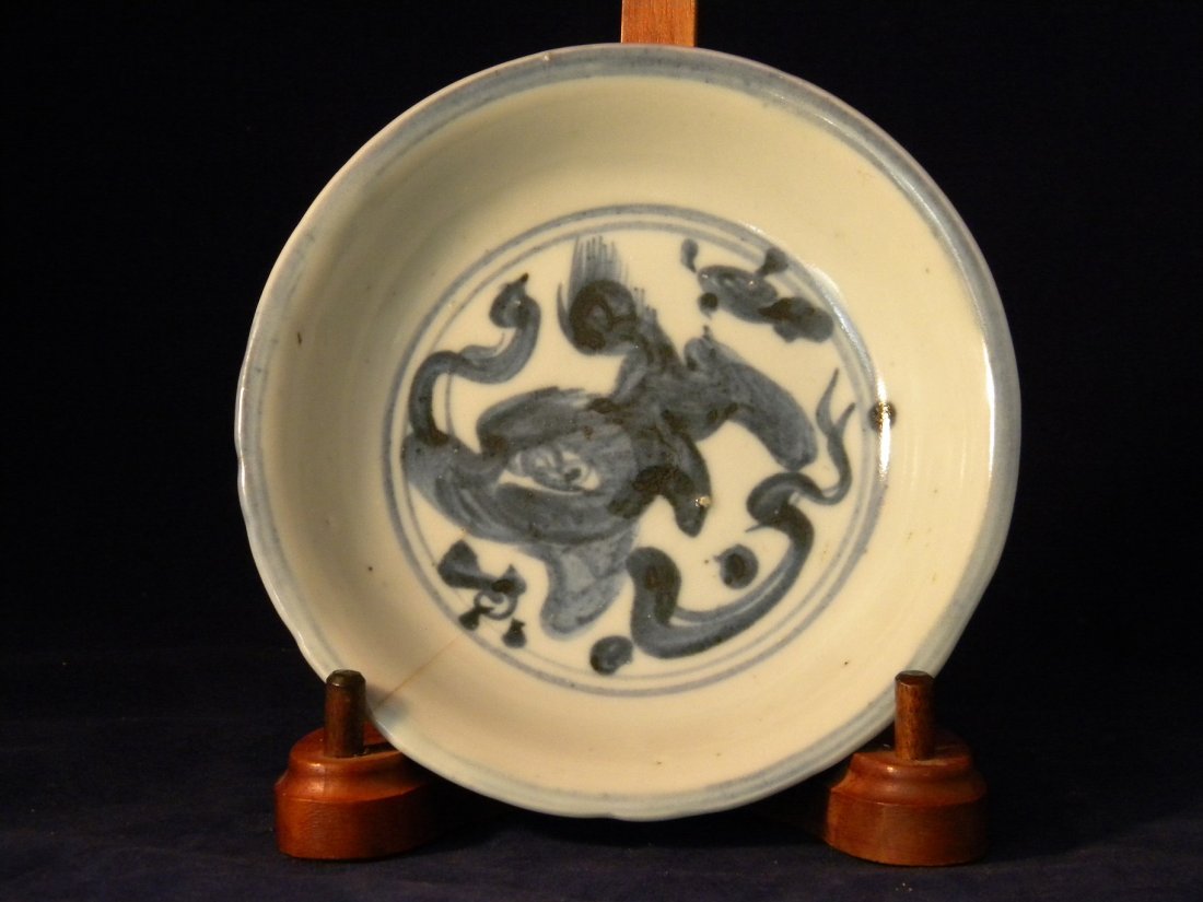 ANTIQUE CHINESE MING DYNASTY BLUE AND WHITE LION PLATE: ANTIQUE CHINESE MING DYNASTY BLUE AND WHITE LION PLATE, SIZE: DIA: 5.4" H: 1.25"