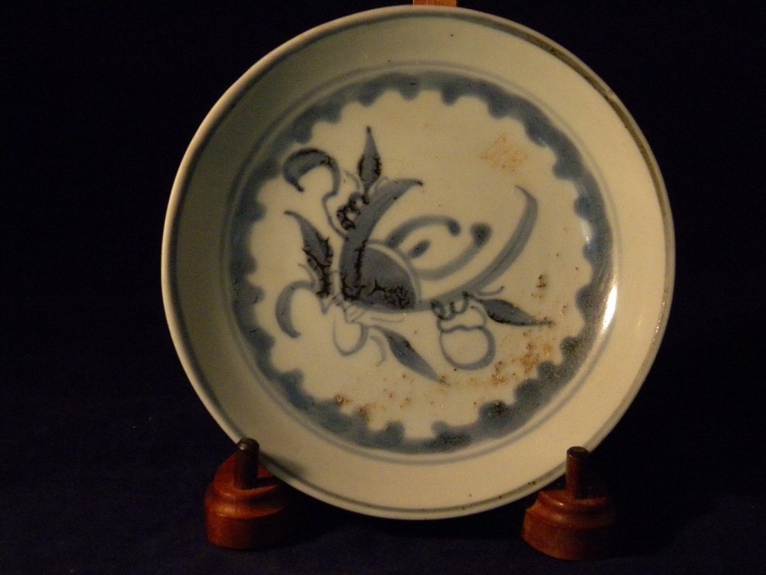 ANTIQUE CHINESE BLUE AND WHITE CRAB PLATE MING DYNASTY: ANTIQUE CHINESE BLUE AND WHITE CRAB PLATE MING DYNASTY, SIZE: DIA: 6" H: 1.1"