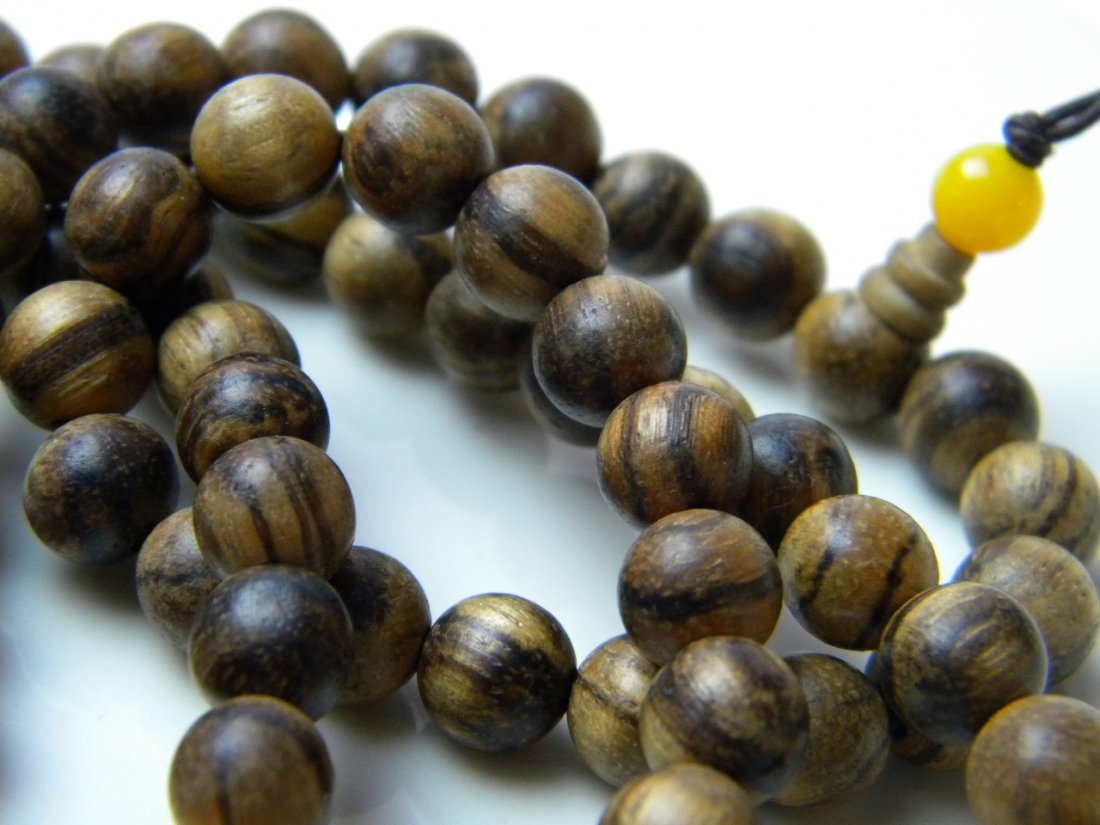 CHINESE BUDDHIST 108 PRAYER CHENXIANG BEADS: CHINESE BUDDHIST 108 PRAYER CHENXIANG BEADS, SIZE 8mm.