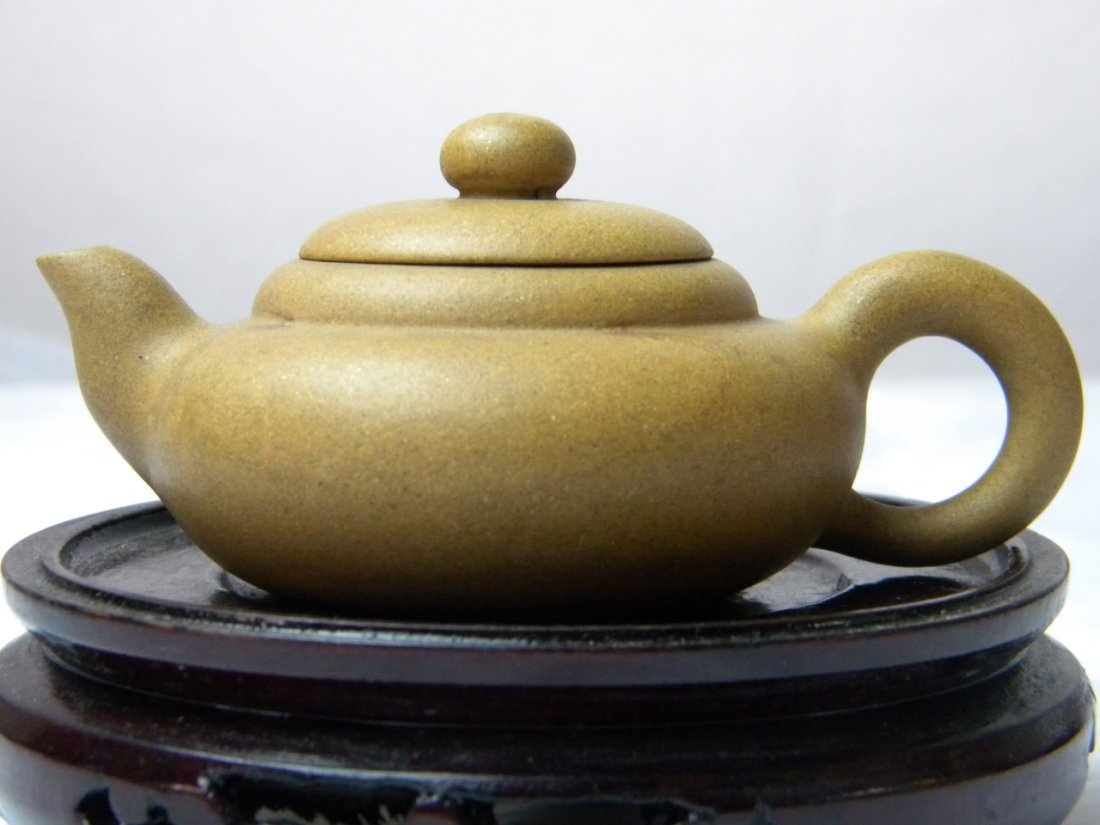 ANTIQUE CHINESE PURPLE CLAY ZISHA TEAPOT: ANTIQUE CHINESE PURPLE CLAY ZISHA TEAPOT, MARKED DAOHONG, ZHONGGUO YIXING, SIZE: 4.5" WIDE, 2.25" TALL