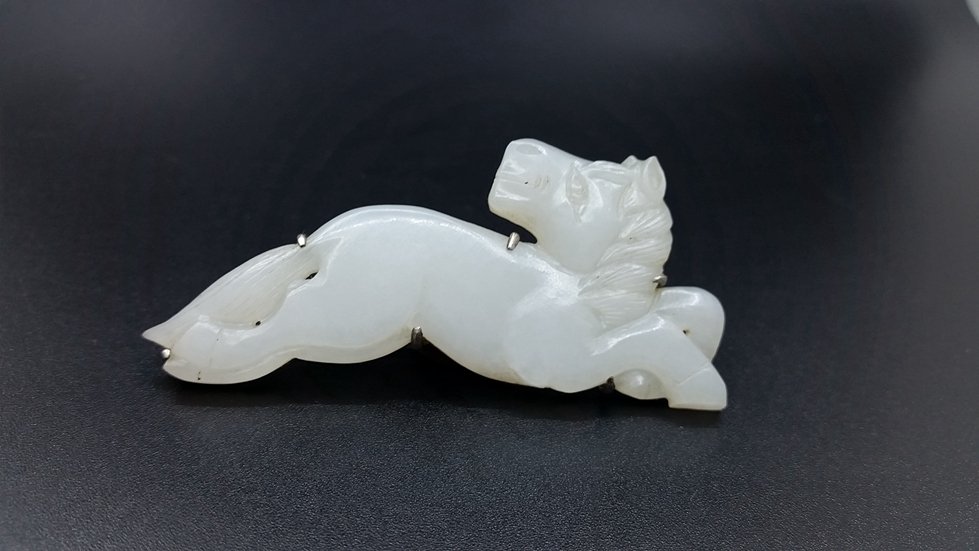 Antique Chinese Mutton Fat White Jade Horse Brooch Pin: Antique Chinese Mutton Fat White Jade Horse Brooch Pin, sizeï¼š6.3*2.7cm