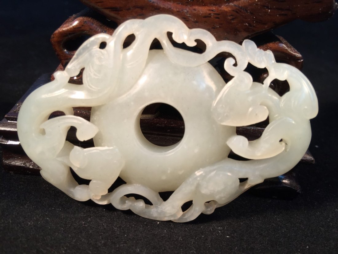 Antique Chinese dragon nephrite jade pendant Ming: Antique Chinese dragon nephrite jade pendant Ming dynasty, size: 3" x 2"
