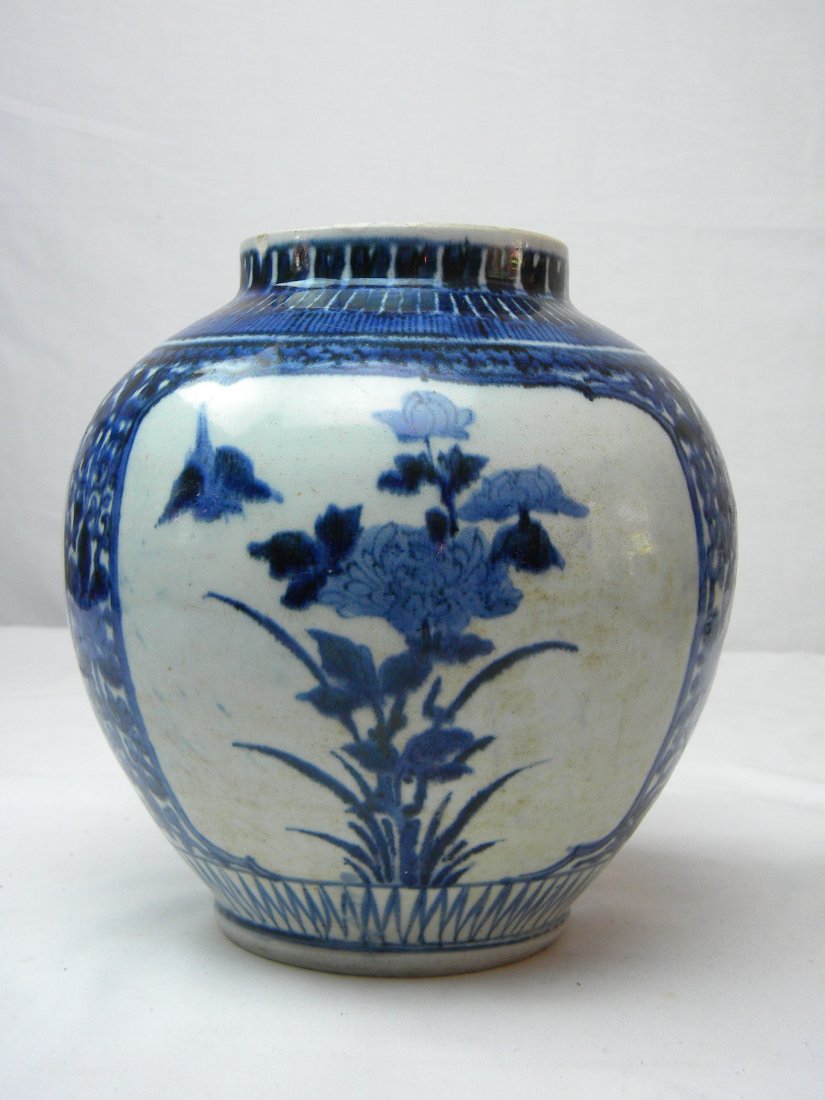 ANTIQUE CHINESE BLUE AND WHITE VASE MING DYNASTY: ANTIQUE CHINESE BLUE AND WHITE VASE MING DYNASTY, SIZE: 7.5" X 7.5"