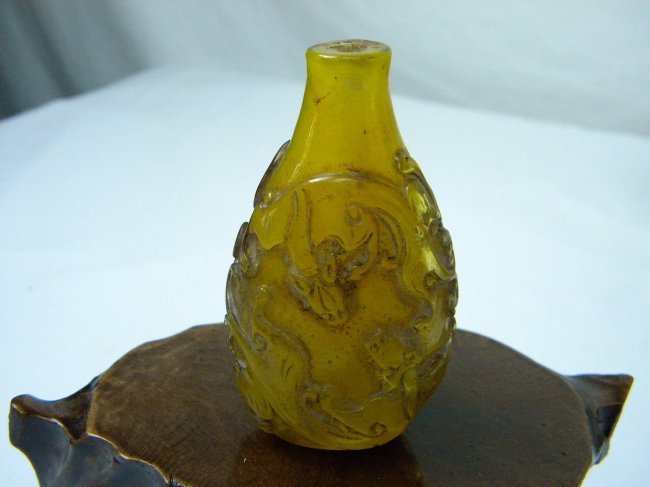 ANTIQUE CHINESE AMBER DRAGON SNUFF BOTTLE (1 of 2)