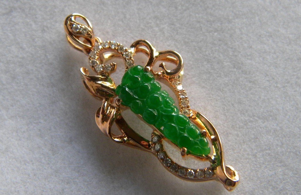 18K Yellow Gold Diamond Green Jadeite Grape Pendant (1 of 6)