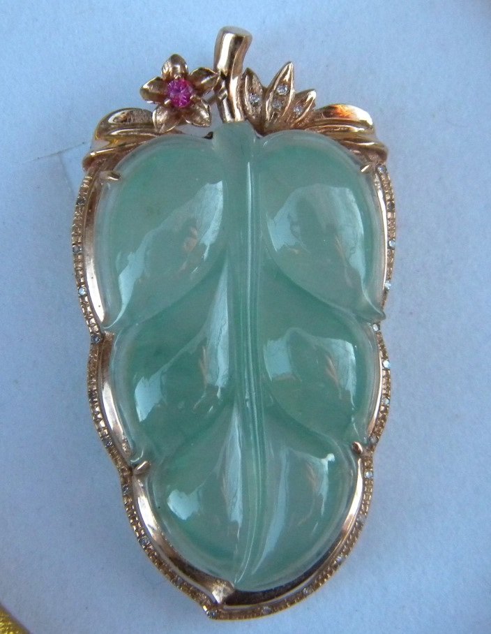 Natural Grade A Green Jadeite Leaf Pendant 18K Gold (1 of 5)