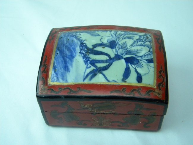 ANTIQUE CHINESE PORCELAIN TOP BOX, BLUE AND WHITE PORCE (1 of 2)