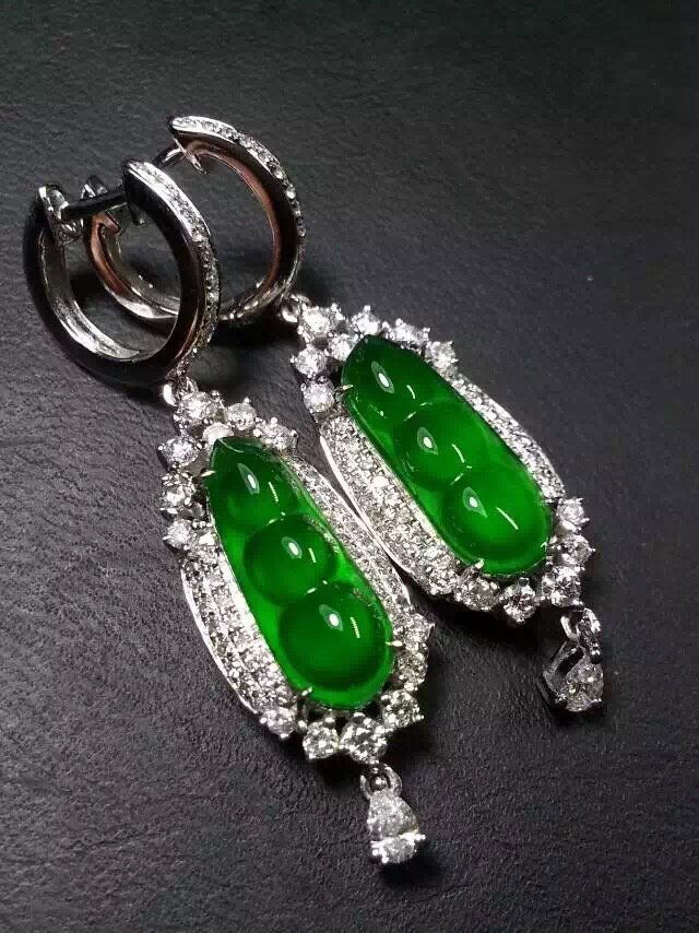 Pair of 18K Gold Diamond Green Jadeite Pea Earrings, si (1 of 5)