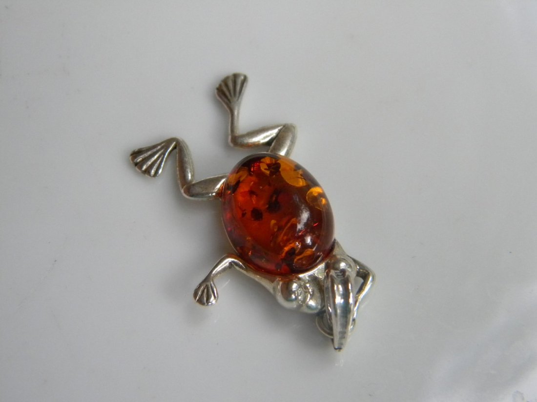 Natural Baltic Amber Silver Frog Pendant: Natural Baltic Amber Silver Frog Pendant, size of the pendant 42.55mm x 18.88mm