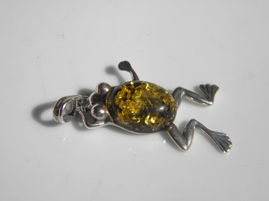 Natural Baltic Amber Silver Frog Pendant: Natural Baltic Amber Silver Frog Pendant, size of the pendant 42.55mm x 18.88mm