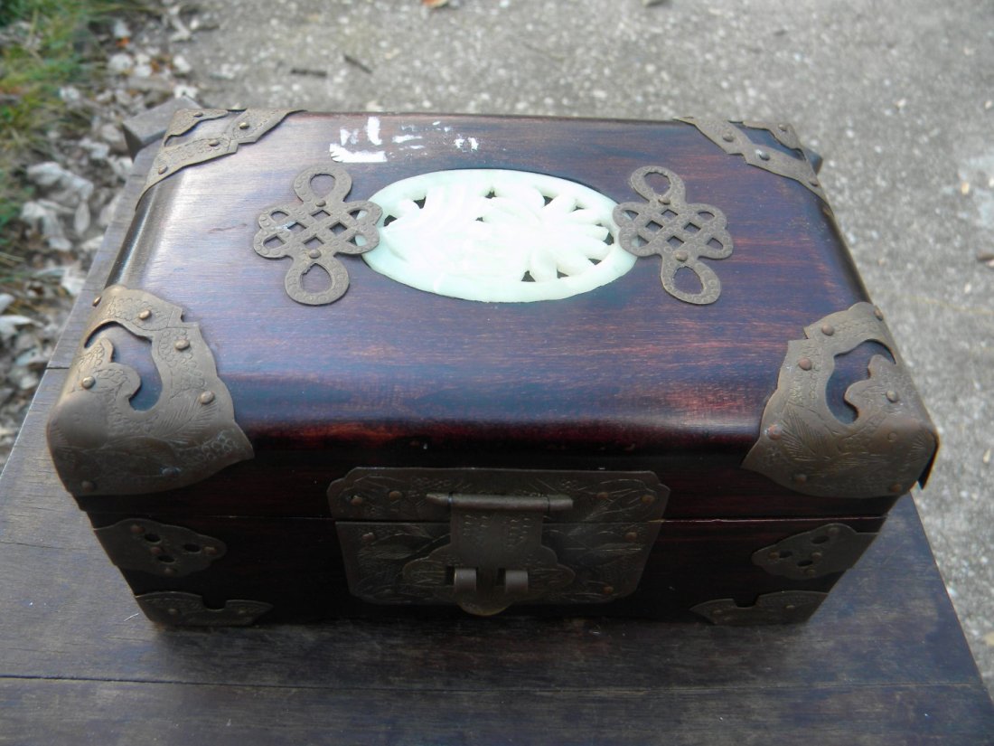 Vintage Chinese Jewlery Box: Vintage Chinese Jewlery Box, size: 6" x 4"