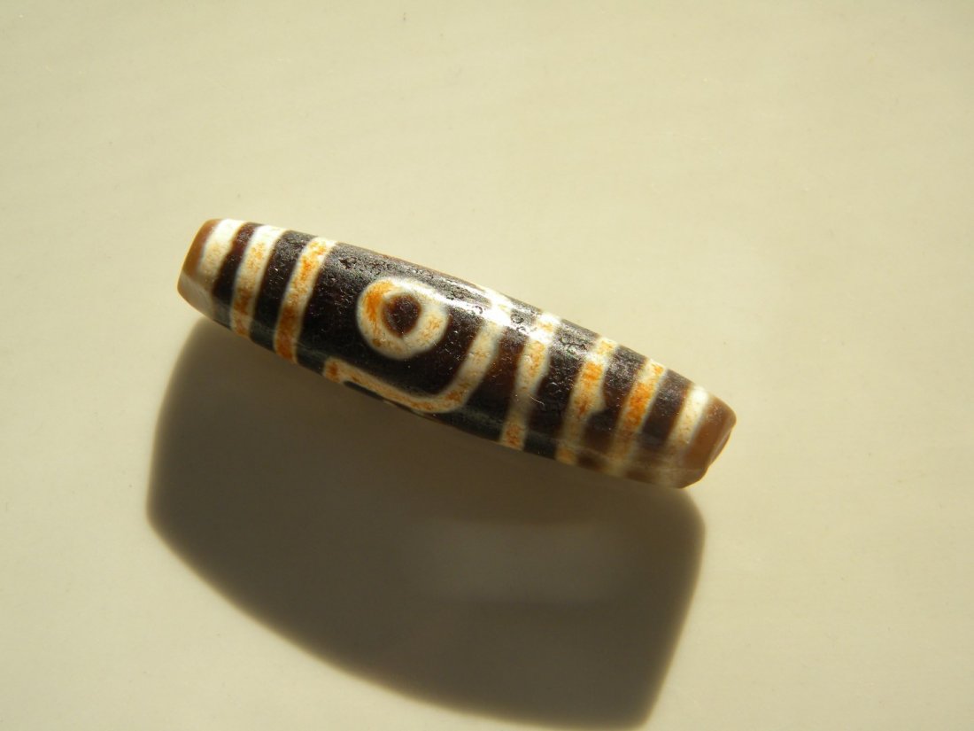 ANTIQUE TIBET DZI BEAD with Zhu Sha Dot (1 of 2)