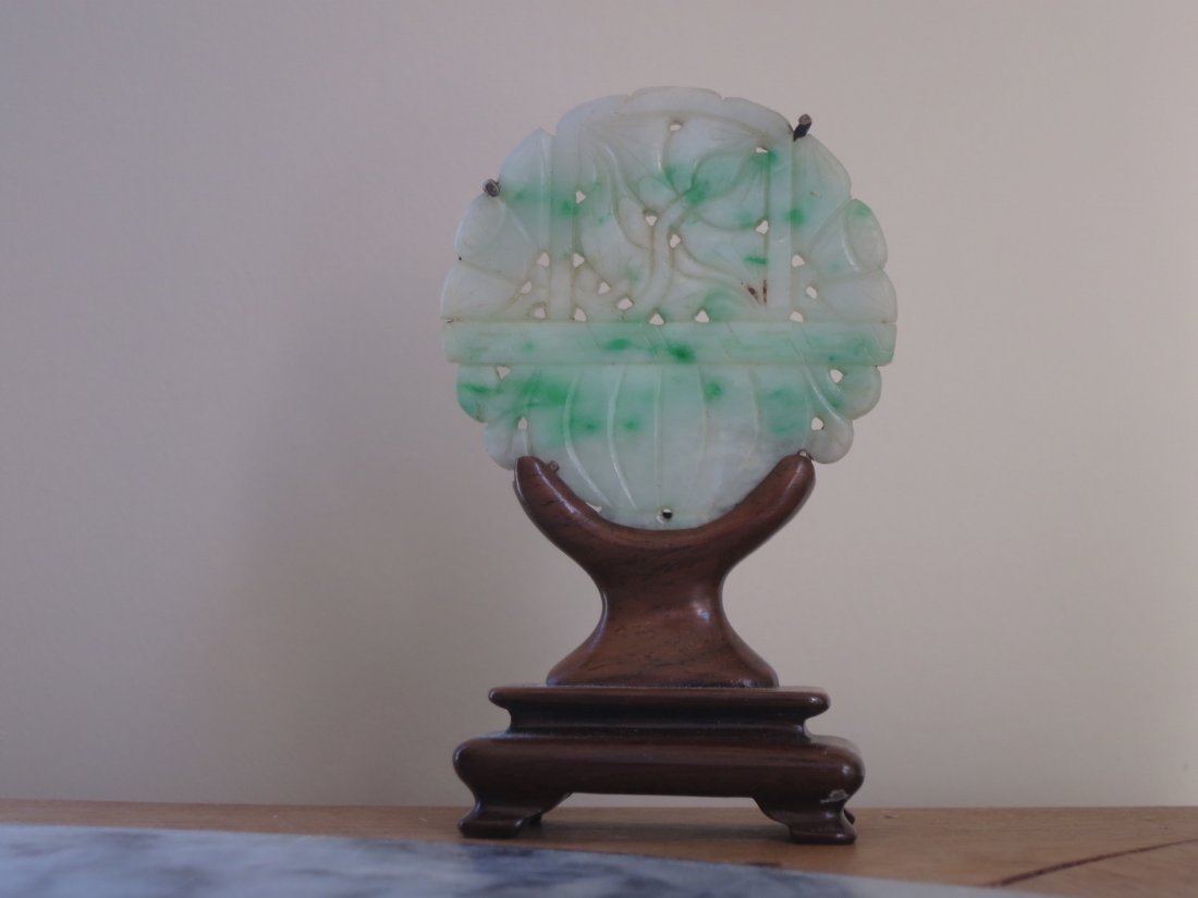Carved vintage Chinese jadeite brooch pin with stand (1 of 3)