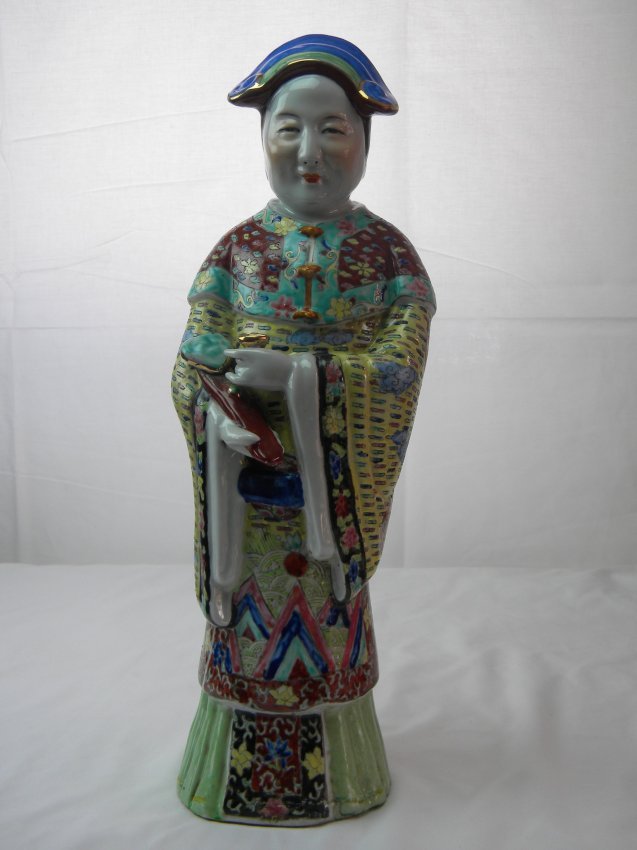 CHINESE ANTIQUE FAMMILE ROSE COURT OLD LADY: CHINESE ANTIQUE FAMMILE ROSE COURT OLD LADY, SIZE: H: 16"